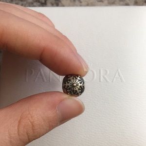 Pandora Hold Snowflake Clip